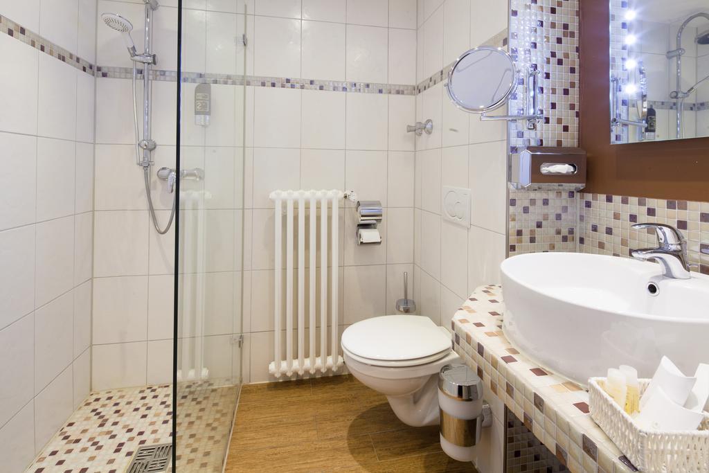 Hotel Mondial Langenfeld  Extérieur photo